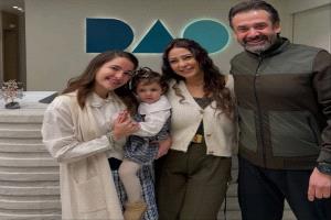 زيارة عائلية لعيادة شام الذهبي… كريم عبد العزيز وزوجته مع ابنتهم (فيديو)