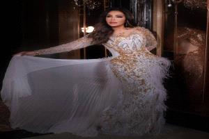 النجمة الإماراتية أحلام تتوّج الفخامة بصيحة الريش ولمسة فرو مترفة