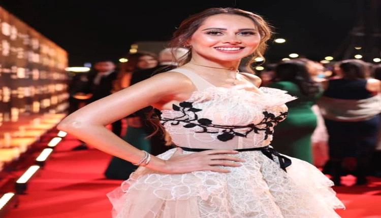 ثلاث نجمات يشعلن مواقع التواصل الاجتماعي بوصلة رقص