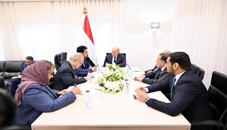 العليمي يؤكد مسؤولية الدولة عن الوفاء بالتزاماتها الاقتصادية والخدمية
