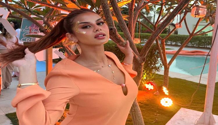 الفنانة الشابة منة عرفة توجّه رسالة اعتذار الى النجمة إلهام شاهين والدكتور أشرف زكي