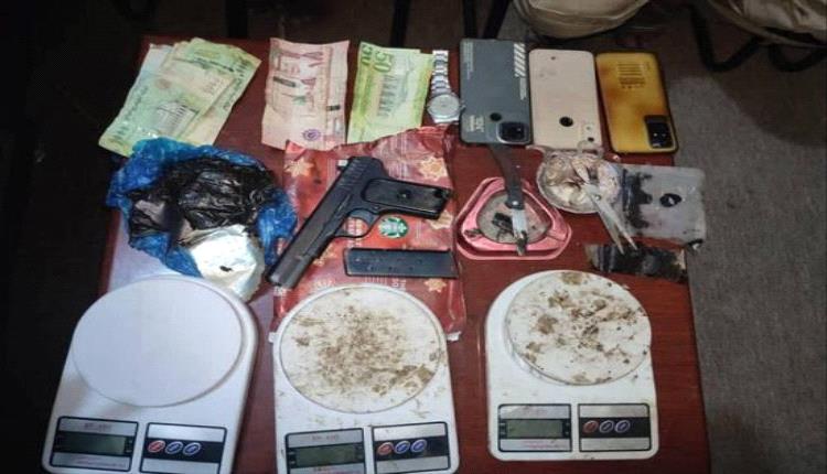 المكلا : القبض على عصابة مسلحة تروج الحشيش في فوة