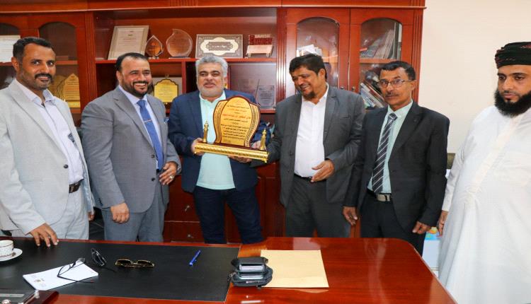قيادة السلطة المحلية بمحافظة المهرة تكرم نائب وزير التخطيط والتعاون الدولي