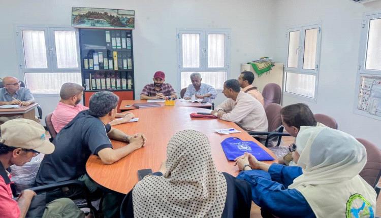 اجتماع يناقش آليات تحسين النظافة في مديرية صيرة بعدن