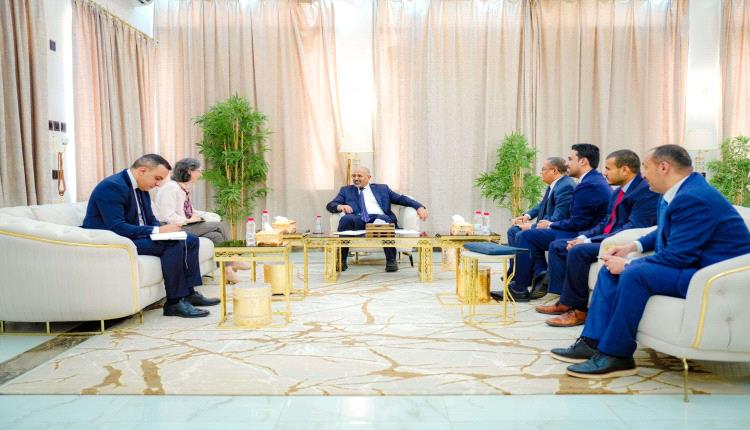 الرئيس الزُبيدي يبحث مع سفيرة فرنسا تطورات المشهد السياسي والاقتصادي في البلاد