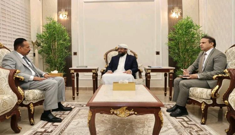 المحرّمي يستعرض خطط صيانة الطرق ويشدد على أولوية العاصمة عدن في تنفيذ المشاريع