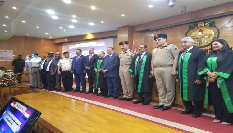 العميد الوحيشي يُبارك لوزير الدفاع نيله درجة الدكتوراه من الأكاديمية العسكرية للدراسات العليا في مصر