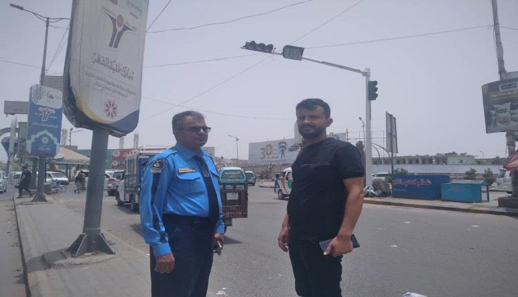 العميد القلعة يتفقد مشروع إعادة الإشارات الضوئية في مديرية المنصورة بعدن