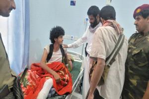 القائد العام لقوات محور سبأ يزور الجريح العجي سبولان في مستشفى الشيخ محمد بن زايد بعتق
