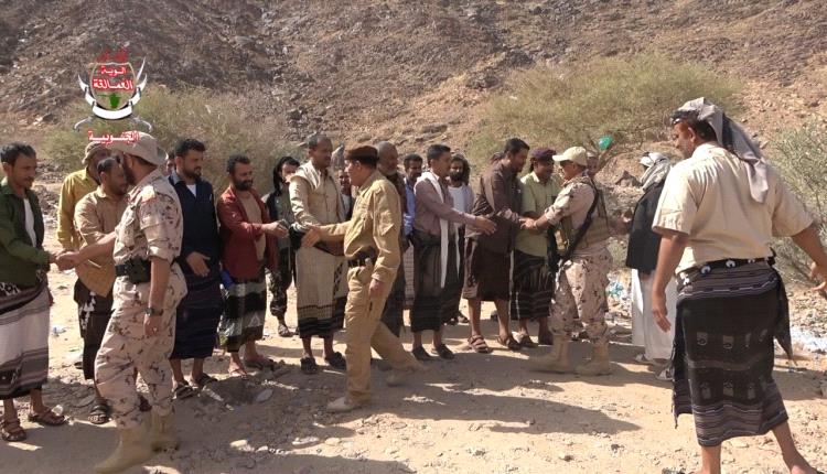 بتوجيهات المحرمي.. قيادات من العمالقة تقوم بزيارة عيدية للمرابطين في جبهات القتال