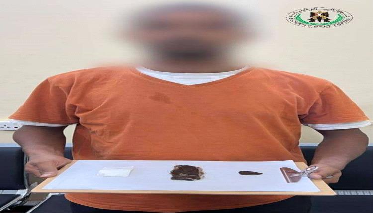 إدارة مكافحة المخدرات بقوات الحزام الأمني تضبط أحد المروجين في مديرية المنصورة