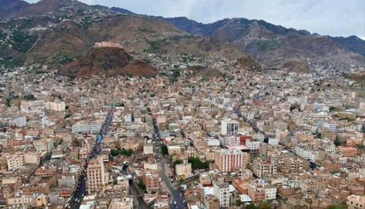 امرأة تستغيث بعد إعادة تعيين ضابط مدان باقتحام منزلها في تعز