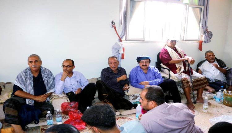 أعضاء هيئة الرئاسة "الجعري والشعيبي" يقدمان واجب العزاء للسفير قاسم عسكر جبران في حالمين