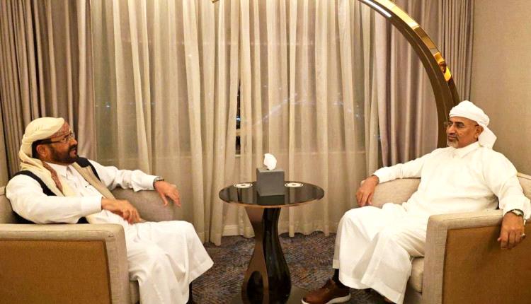 الرئيس الزُبيدي والشيخ العرادة يؤكدان ضرورة معالجة الأوضاع الاقتصادية في البلاد