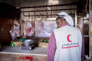 هيئة الهلال الأحمر الإماراتي تدشن توزيع أضاحي العيد على الأسر الأشد فقراً في محافظتي عدن و لحج.