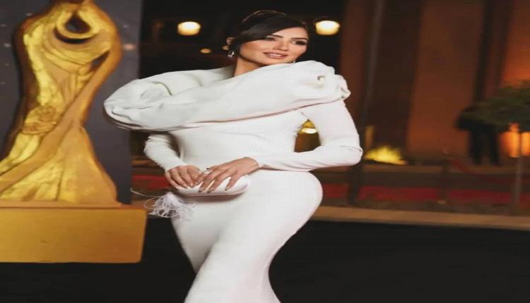 النجمة مي عمر تثير الجدل ببدلات الرقص وتكشف معلومة عن "اش اش"