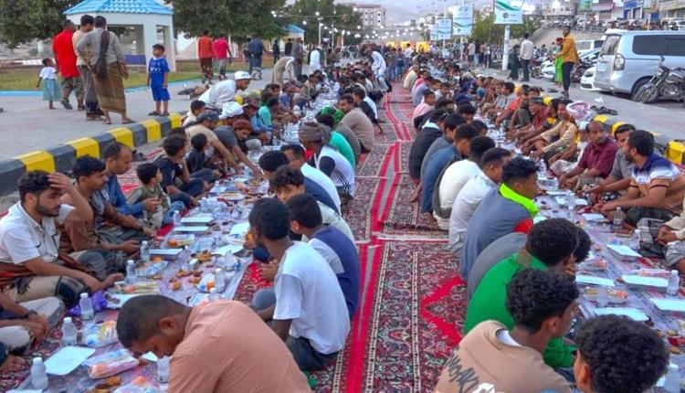 «سفرة المحبة».. إفطار جماعي برعاية إماراتية يعزز التلاحم في حضرموت