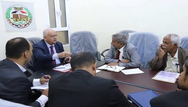 وزير الخدمة المدنية والتأمينات يتفقد فرع هيئة التأمينات بشبوة ويعقد اجتماعًا مع قيادات فروع الوزارة بالمحافظة