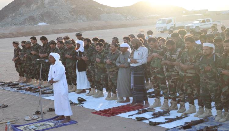القائد العام لقوات محور سبأ يودي صلاة العيد في جموع من قوات المحور  و يزور الخطوط الأمامية لجبهة مرخة العليا