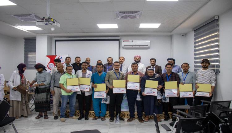 مستشفى عدن التعاوني الخيري يكرم موظفيه المتميزين بمناسبة عيد العمال العالمي