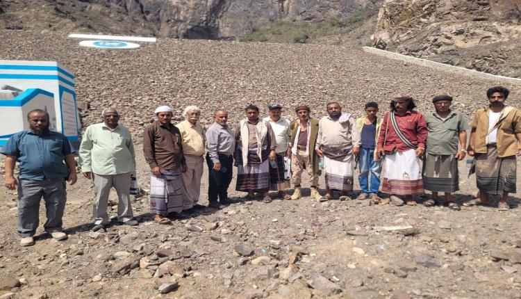 لجنة من وزارة الزراعة والري والثروة السمكية تستلم من الجهة المنفذة حاجز الناشع في الضالع