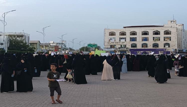 "ثورة النسوان" تعود إلى شوارع عدن رفضاً لانهيار الخدمات
