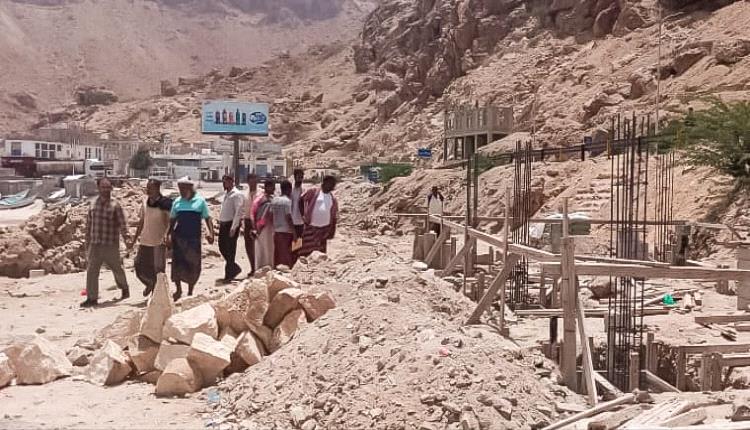 مدير عام بروم ميفع يتفقد موقع مشروع ورشة صيانة القوارب والمحركات البحرية لصيادي بروم