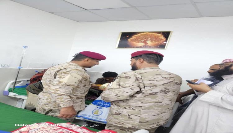 قائد اللواء الثاني “مشاه حزم” يزور جرحى هجوم الحوثي على قرى المسمير ويعد برد قاسي