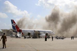 الحوثيون يردون على تصريحات رشاد العليمي حول تهديدهم بقصف مطار عدن