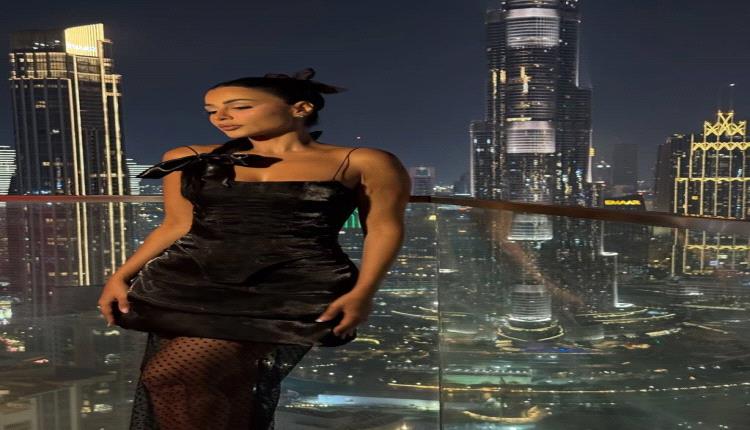 جرأة وأناقة... مهيرة عبد العزيز تتألّق بإطلالة على طريقة كيم كارداشيان في الهالوين