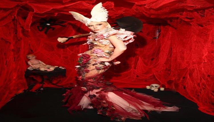 إبداع بلا حدود... ليدي غاغا تتألق بإطلالة مستوحاة من "جنة عدن" في الهالوين
