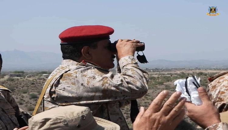 في إطار زياراته الميدانية للجبهات والمحاور .. وزير الدفاع يزور جبهة الضالع ويلتقي بقيادة المحافظة