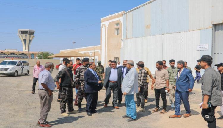 وزير النقل يتفقد سير العمل بمطار عدن الدولي ويعقد اجتماعاً موسعاً لقياداته الادارية والفنية والأمنية