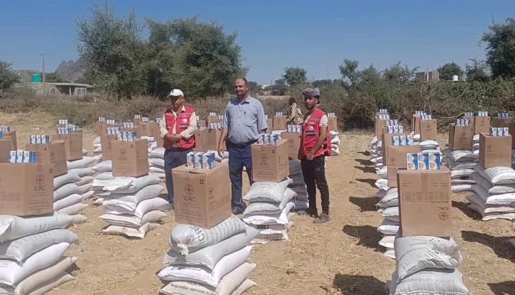 بدعم من اللجنة الدولية للصليب الأحمر .. جمعية هلال الضالع توزع سلال غذائية بمديرية الضالع