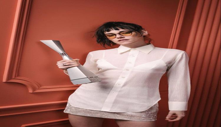 نجمة السجادة الحمراء.. كريستين ستيوارت تحتفل بفوزها في مهرجان SCAD بفستان شفاف مذهل!