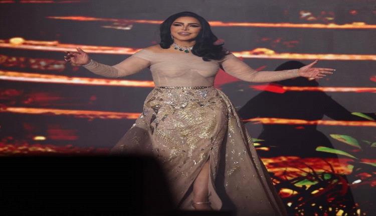 النجمة الإماراتية أحلام ملكة فرعونية على المسرح.. الجمهور يعبّر عن دهشته وتفاعله