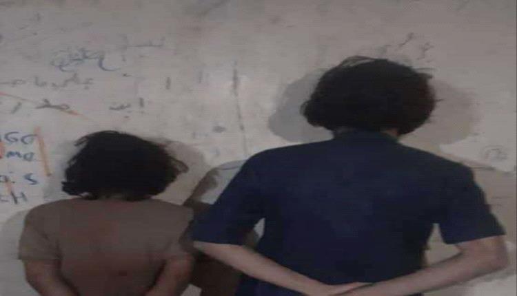 أبين : الأجهزة الأمنية تطيح بشخصين نفذا تفجير قنبلة في مدينة لودر خلال ساعة واحدة