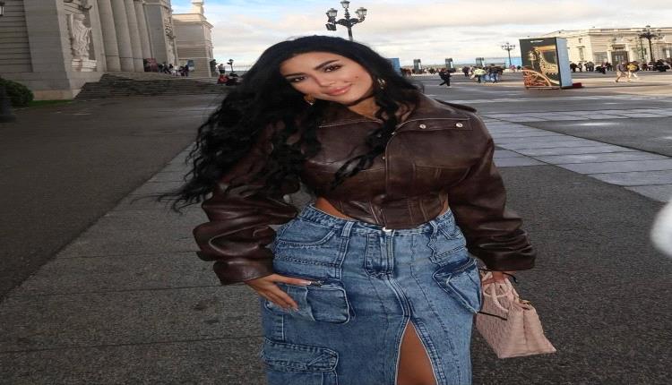 النجمة المصرية كارولين عزمي تلفت الأنظار بجاكيت قصير وتنورة مفتوحة