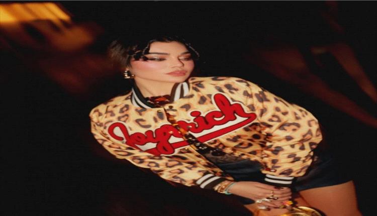 النجمة اللبنانية هيفاء وهبي تبرز أسلوبها المبتكر في الأزياء بتنورة قصيرة وجوارب طويلة