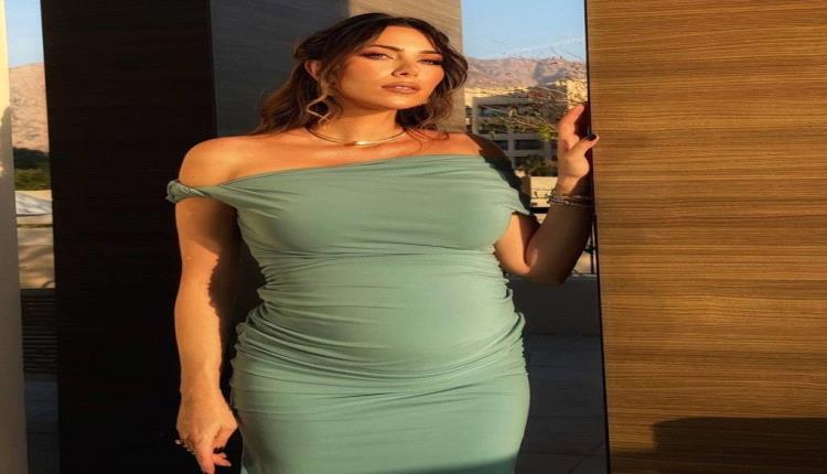 أنوثة طاغية.. دانييلا رحمة تضجّ جمالاً بفستان بسيط وأنيق