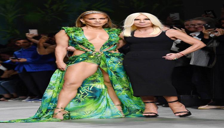 إطلالة تاريخية تتجدد: أمبر فاليتا ترتدي فستان جينيفر لوبيز الشهير بعد ربع قرن