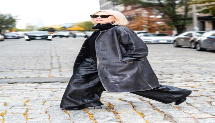 أسلوب واحد بروحين... نعومي واتس وجيجي حديد تتألقان بالبنطلون الجلدي نفسه