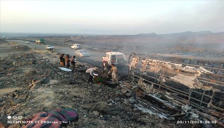 كارثة في “طريق الموت” بأبين.. احتراق باص ركاب بعد اصطدامه بسيارة صغيرة وارتفاع للضحايا
