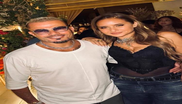 تصرف عفوي من عمرو دياب يشعل مواقع التواصل في حفله بدبي (فيديو)