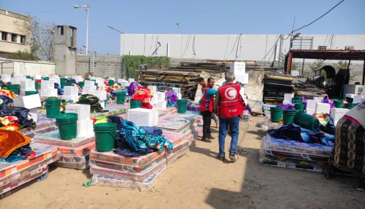 الهلال الأحمر اليمني يوزع مساعدات إيوائية للمتضررين من السيول والأمطار الغزيرةفي عدن