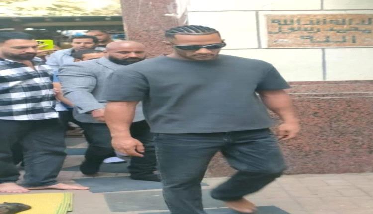 الدموع تغلب محمد رمضان في جنازة والده وسط غياب تام لزملاء الوسط الفني