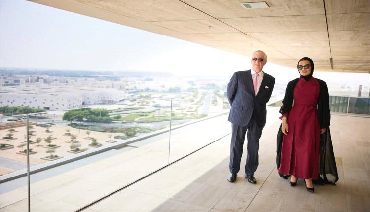 إطلالة أنيقة بالأحمر.. الشيخة موزا بنت ناصر في زيارة رسمية لملك بلجيكا