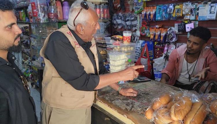 مكتب صناعة المنصورة بعدن يواصل حملته الرقابية لضبط الأسعار ويغلق عدد من المحلات المخالفة