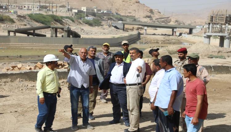 محافظ حضرموت يتفقد العمل بمشروع المرحلة الثانية لخور المكلا  ويوجّه بإزالة العوائق التي تعترض سرعة الانجاز