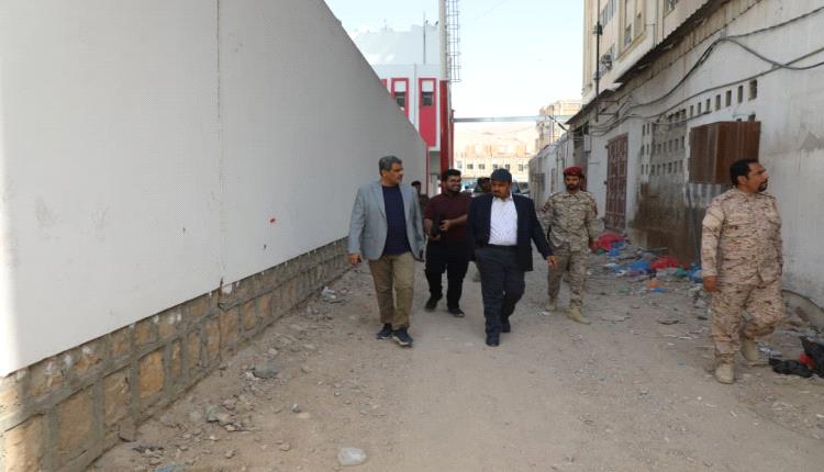 محافظ حضرموت الأستاذ مبخوت بن ماضي يوجّه بإزالة العوائق العشوائية خلف مشفى حضرموت وسرعة إنجاز سفلتة الشارع المحاذي لسور منشأة نادي الشعب
